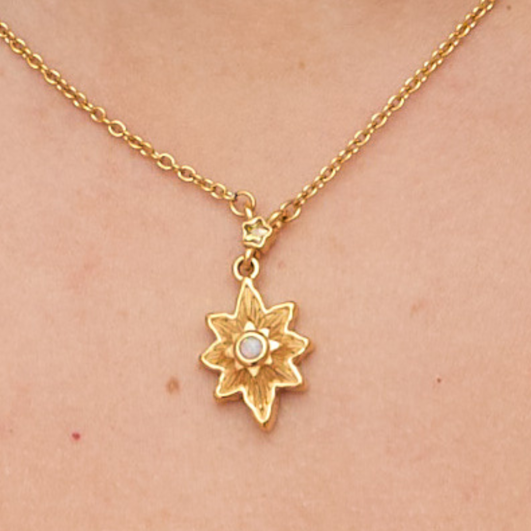 North Star Necklace Gold