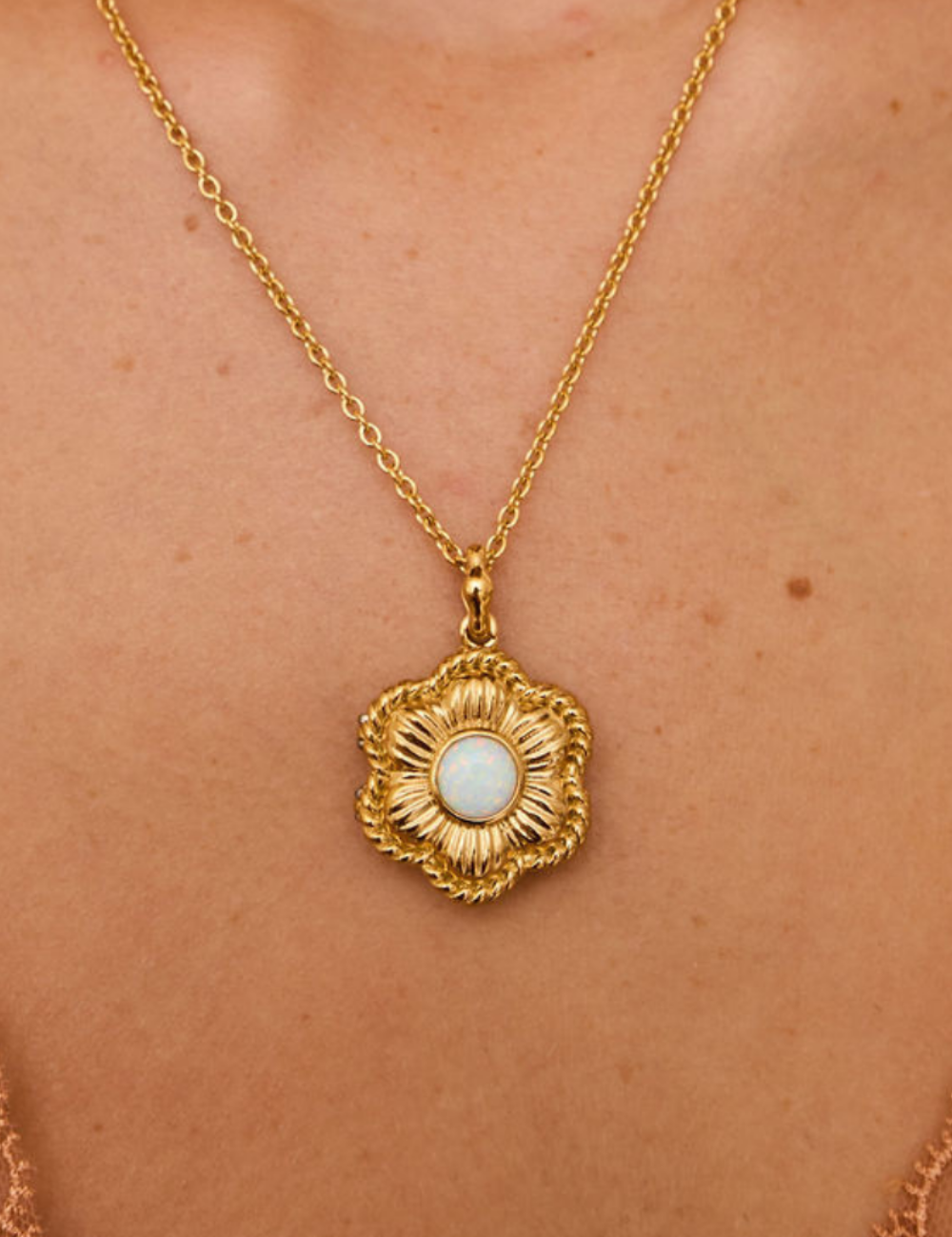InBloomGold_Necklace_JulyChild_2.png