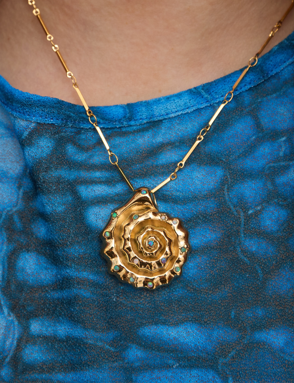 Spirals Shell Necklace Gold