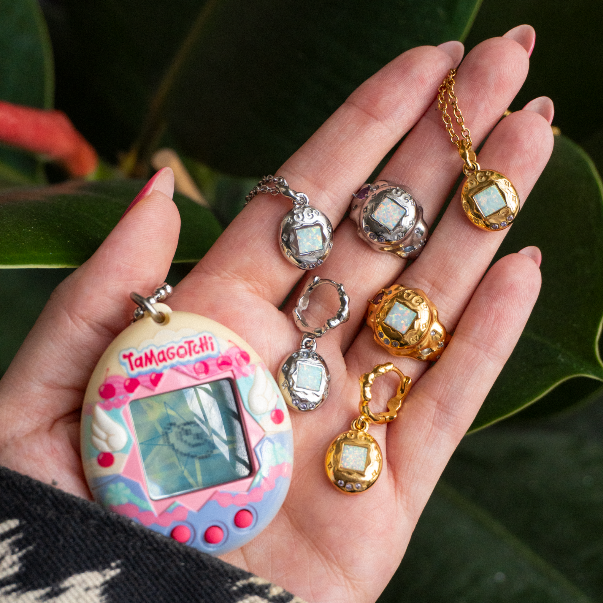 Tamagotchii Necklace Gold